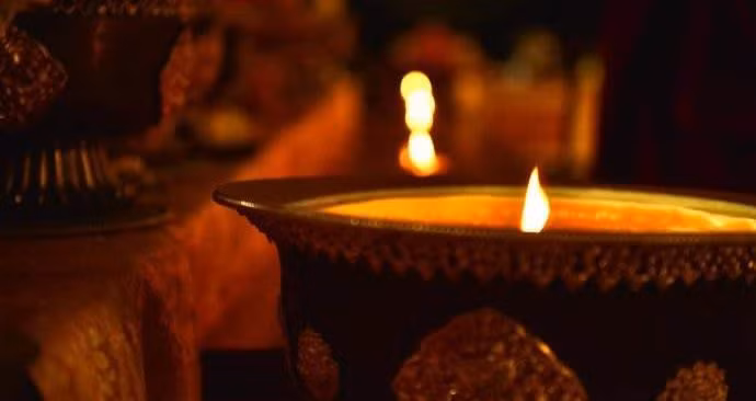 Sau khi nghiên cứu, ông phát hiện ra rằng chất của đèn lồng trong ngôi mộ là hỗn hợp của phốt pho màu vàng và các chất dễ cháy khác. Vì vậy khi đèn bị tắt, chỉ cần gặp phải một lượng không khí nhất định, đèn sẽ tự cháy và sáng trở lại.