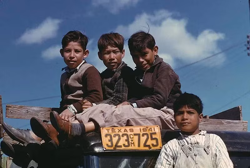 Các em nhỏ ngồi trên xe tải tại Trại lao động ở Robstown, TX, năm 1942.