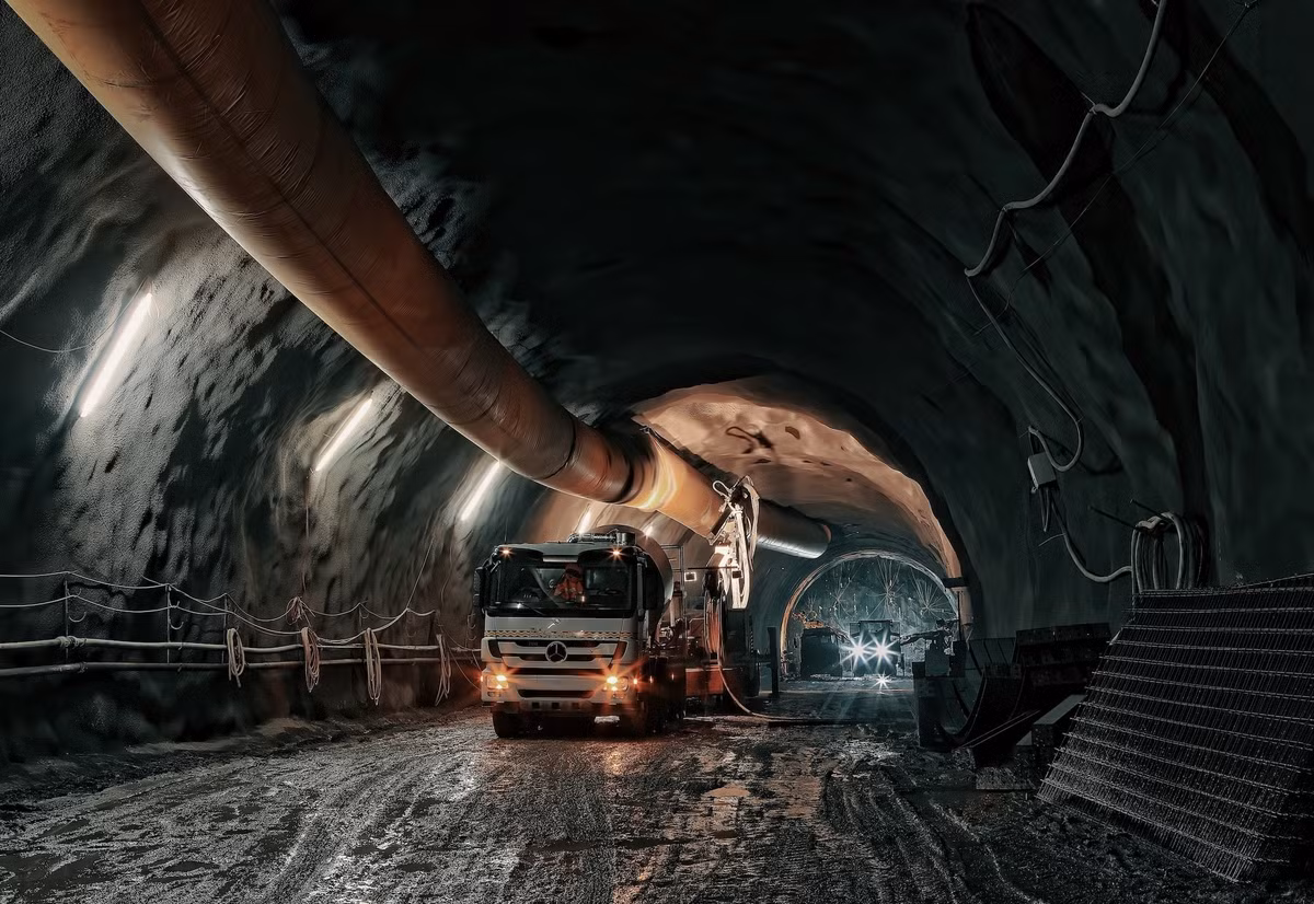 Việc khai thác mỏ ở độ sâu lớn đòi hỏi việc xây dựng và duy trì các hầm thông thoáng có khả năng chịu áp lực từ đá xung quanh mà không bị đổ sập. Theo Kỷ lục Thế giới Guinness, hàng ngày cần sử dụng 2.300 kg thuốc nổ để loại bỏ 6.400 tấn đá. Ngoài việc sản xuất vàng, Mponeng còn mang lại nhiều phát hiện đáng kinh ngạc.