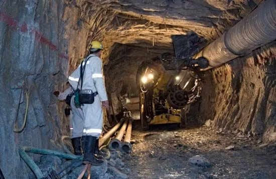 Các giải pháp bao gồm việc sử dụng hệ thống thông khí kết hợp với máy làm lạnh để đưa không khí mát vào hệ thống hang động nhân tạo, cùng với việc sử dụng hỗn hợp băng và nước lạnh nhằm giảm bớt tác động tiêu cực của nhiệt độ cao. Tuy nhiên, thợ mỏ cần làm việc theo ca để tránh tiếp xúc liên tục với điều kiện nhiệt độ nguy hiểm trong thời gian dài.