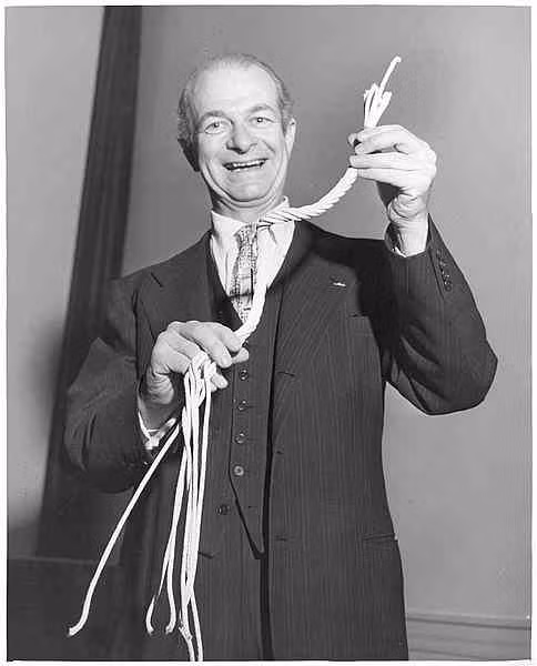 2. Thuyết chuối ADN xoắn ba của Linus Pauling. Hai nhà khoa học Francis Crick và James D. Watson trở nên nổi tiếng sau khi phát hiện ra cấu trúc xoắn kép của ADN vào năm 1953.