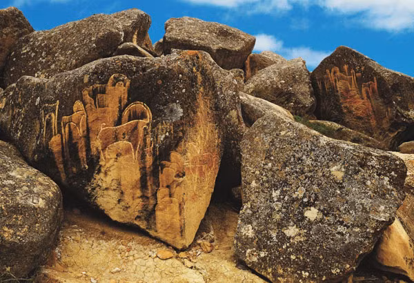 Chúng có nhiều hình dạng và kích cỡ khác nhau, nhưng phổ biến nhất ở Azerbaijan là loại có hình nón nhỏ, hoặc hình ống, được tìm thấy nhiều ở các đỉnh đồi cao vài trăm mét. Chúng liên tục sủi bọt và hoàn toàn khác so với núi lửa mắc ma thông thường.