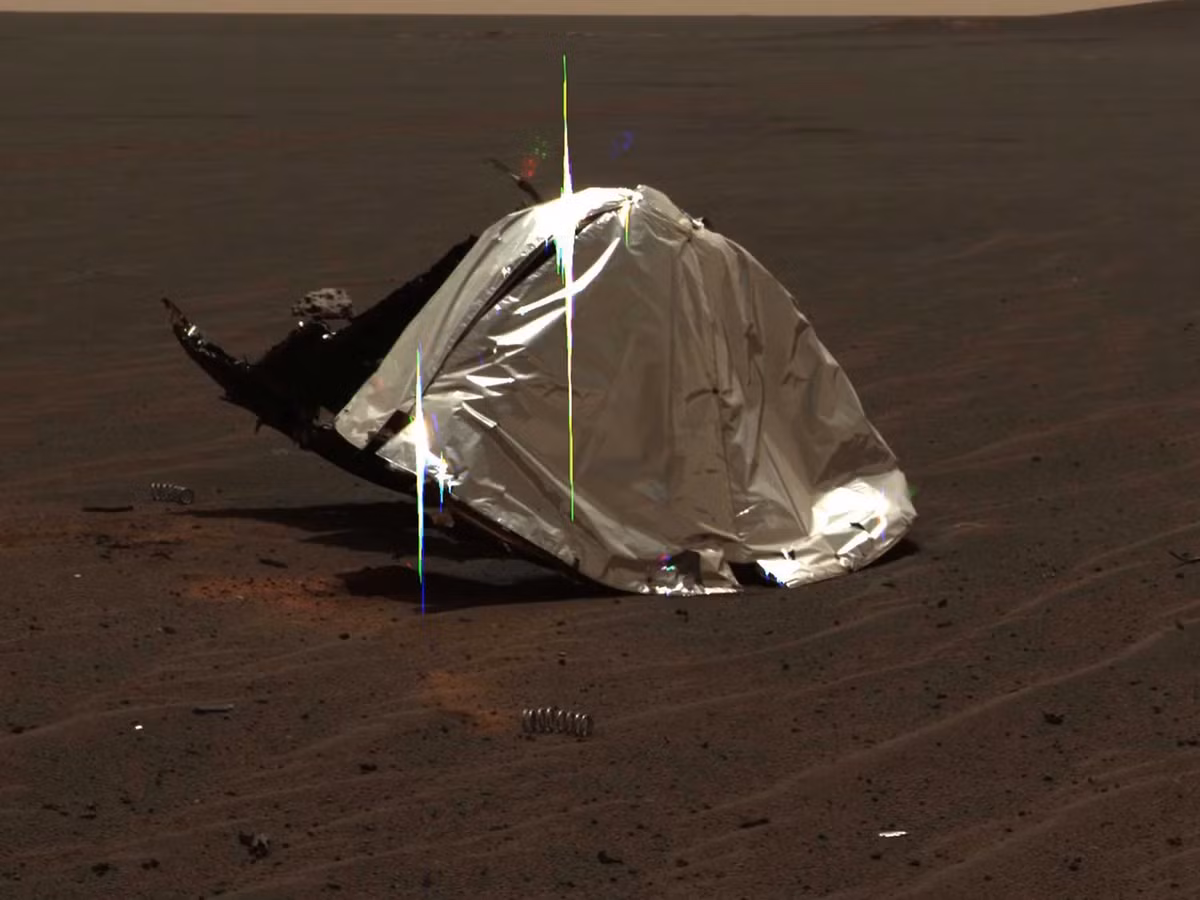 Trước đó, vào ngày 13/6/2022, tàu thám hiểm Perseverance rover đã phát hiện ra một tấm chắn nhiệt lớn, sáng bóng nằm trong một số tảng đá, cách nơi chiếc Rover hạ cánh 2km. Cả hai con tàu thám hiểm Curiosity năm 2012 và Opportunity năm 2005 cũng gặp phải các mảnh vỡ từ các phương tiện hạ cánh của chúng.