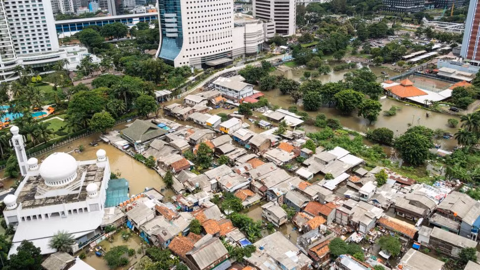 Theo Liên minh các nhà khoa học (UCS), Maldives, được tạo thành từ 1.200 hòn đảo san hô nhỏ và là nơi sinh sống của khoảng 540.000 người, có thể sẽ là quốc gia đầu tiên chịu ảnh hưởng từ nước biển dâng cao, do chỉ có độ cao trung bình 1 mét so với mực nước biển.