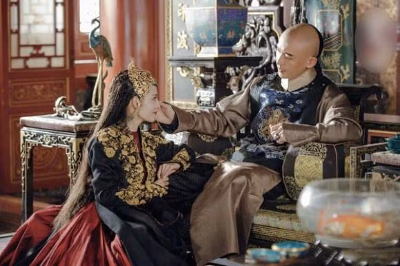 Theo sách Trung Quốc hoàng đế toàn truyện, khi vua Càn Long đưa Hương Phi đi du ngoạn Tô Châu, Hàng Châu để nàng khuây khỏa nỗi nhớ quê, trước khung cảnh nên thơ nơi đây, sẵn có chút men trong người sau buổi tiệc, vua Càn Long đã khao khát chiếm đoạt Hương Phi.