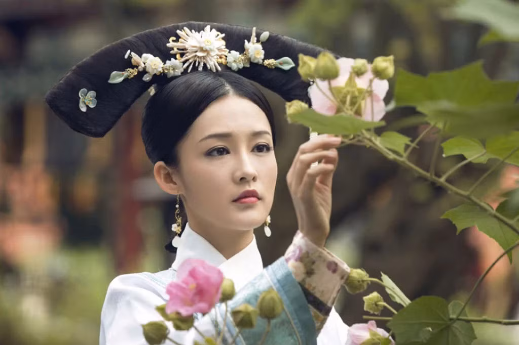 Nàng nước mắt lưng tròng, chẳng nói chẳng rằng vì hoảng loạn và nhớ nhà. Theo luật lệ hà khắc của nhà Thanh, tội khinh quân phạm thượng ấy đủ để tru di tam tộc, nhưng khi ấy, vua Càn Long đã hoàn toàn mê đắm trước vẻ đẹp nghiêng nước khuynh thành của nàng nên đã sai người đưa nàng về nghỉ ngơi và chăm sóc thật chu đáo.