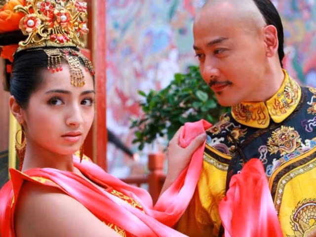 Tuy nhiên, dẫu được vua hết lòng chiều chuộng nhưng Hương Phi vẫn không động lòng. Suốt mấy năm vào cung song Hương Phi vẫn ôm nỗi sầu muộn nhớ quê mà không chịu mở lời với vua, đặc biệt nàng cự tuyệt mọi ý định sủng hạnh của vua Càn Long.