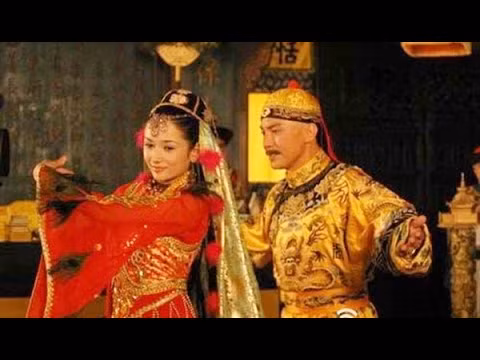 Nhờ sắc đẹp nổi bât, mới 10 tuổi, Hương Phi đã được một lãnh tụ đạo Hồi ở vùng Tân Cương là Đại Hòa Trác đón về làm thiếp. Nhưng cuộc đời nàng đã được "đổi chủ" từ vợ thủ lĩnh người Hồi xứ Tân Cương sang phi tần được hoàng đế Càn Long sủng ái.
