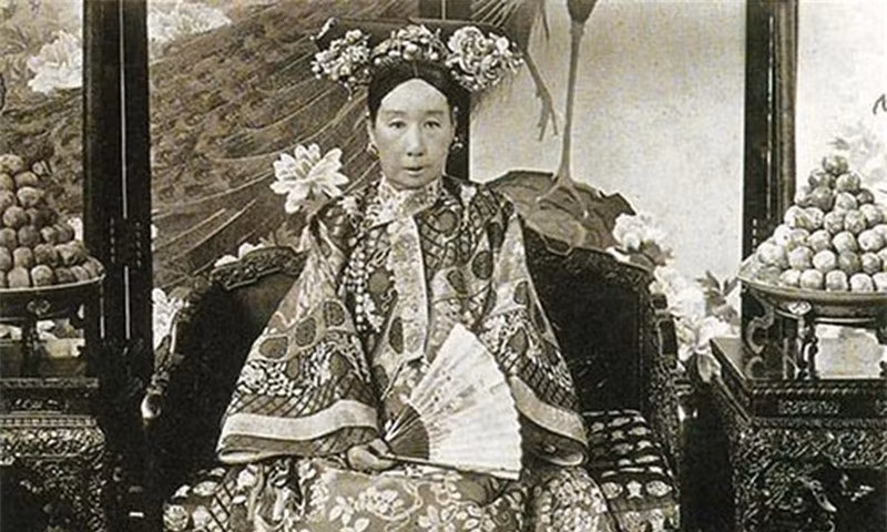 Lăng của Từ Hi Thái hậu mất nhiều năm mới hoàn thành. Trong thời gian xây dựng, Từ Hi Thái hậu đã đến thăm lăng và yêu cầu sửa bản thiết kế nhiều lần.
