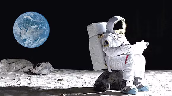 Mẫu vật lõi đất đá số 73001 trong nhiệm vụ Apollo 17 được lưu giữ theo Chương trình phân tích mẫu vật thế hệ mới Apollo của NASA.
