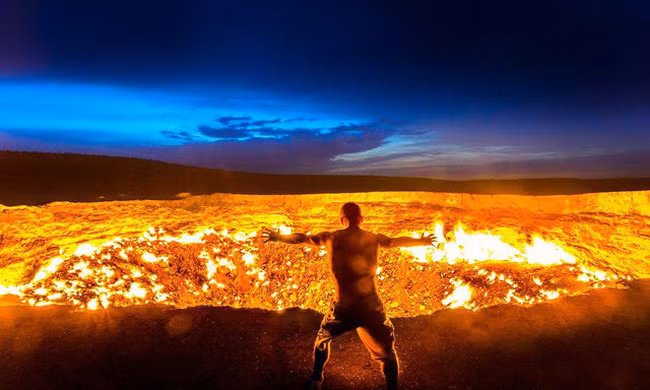 Hồi tháng 1/2022, cựu tổng thống Turkmenistan, Gurbanguly Berdymukhamedov, yêu cầu các chuyên gia tìm cách dập lửa ở miệng hố do những lo ngại về kinh tế và môi trường.