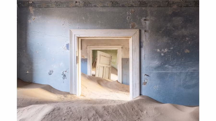 Hình ảnh thị trấn ma Kolmanskop ở Namibia được Veillon chụp vào năm 2013.