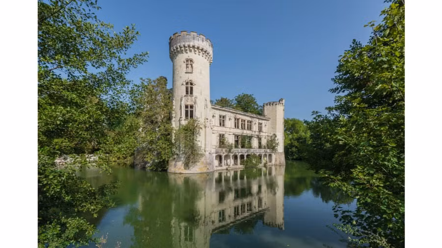 Chateau de la Mothe-Chandeniers - một lâu đài bỏ hoang của Pháp có từ thế kỷ 13.
