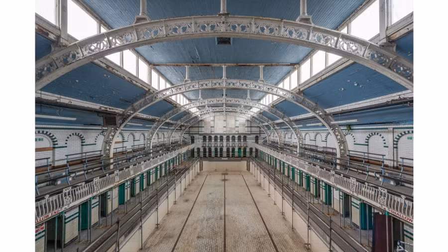 Một hồ bơi bị bỏ quên tại Moseley Road Baths ở thành phố Birmingham của Vương quốc Anh.