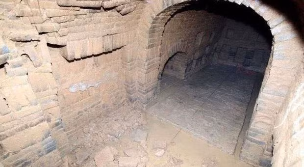1. Bí ẩn đằng sau 4 chữ "người mở sẽ chết" trên nắp quan tài. Vào năm 1957, có một nhóm công nhân đang làm việc ở công trường xây dựng thì phát hiện ngôi mộ cổ dưới lòng đất. Ngay khi phát hiện, các nhà khảo cổ cũng đã nhanh chóng đến hiện trường để xem tình hình.