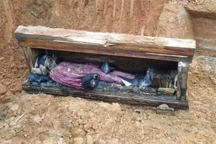 2. Ngôi mộ cổ chứa thi thể nam nhân bọc trong quần áo nguyên vẹn. Vào sáng ngày 30/8/2017, nhóm công nhân đang tiến hành xây dựng một công trình ở huyện An Hóa tỉnh Hồ Nam, Trung Quốc, thì phát hiện một ngôi mộ cổ nằm dưới lòng đất.
