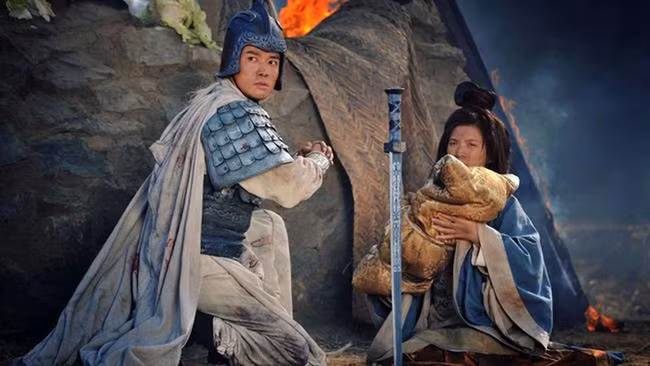 Triệu Vân xông tới chiến đấu và chỉ sau một hiệp, Hạ Hầu Ân đã bị Triệu Vân đâm chết, quân đi theo chạy tan cả. Sau đó Triệu vân đoạt lấy thanh kiếm xem, thấy có hai chữ Thanh Công, mạ vàng, biết là kiếm báu, liền giắt vào mình, rồi xông vào vòng vây quân Tào.