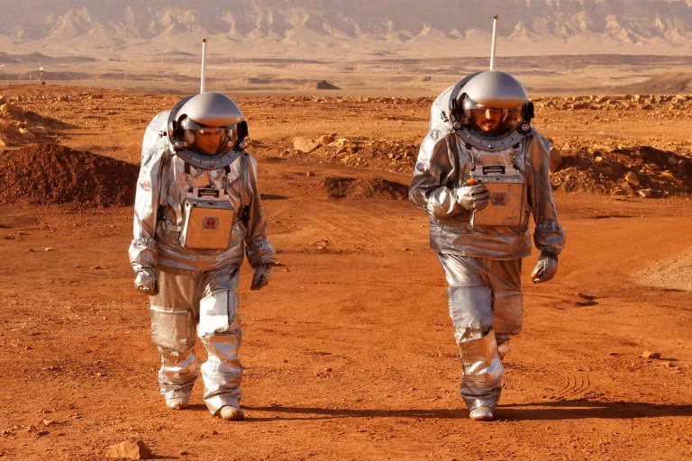 Elon Musk muốn có một thành phố tự duy trì hoàn toàn, phát triển mạnh mẽ trên sao Hỏa vào năm 2050. Musk giải thích: “Trái đất đã ~ 4,5 tỷ năm tuổi, nhưng sự sống vẫn chưa phải là đa hành tinh và không chắc chắn rằng chúng ta còn bao nhiêu thời gian nữa”.
