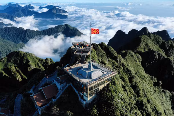 3. "Nóc nhà Đông Dương" Fansipan. Với độ cao tuyệt đối 3147,3 m, Fansipan không chỉ là đỉnh núi cao nhất Việt Nam mà còn là đỉnh núi cao nhất của bán đảo Đông Dương và được mệnh danh là "Nóc nhà Đông Dương".