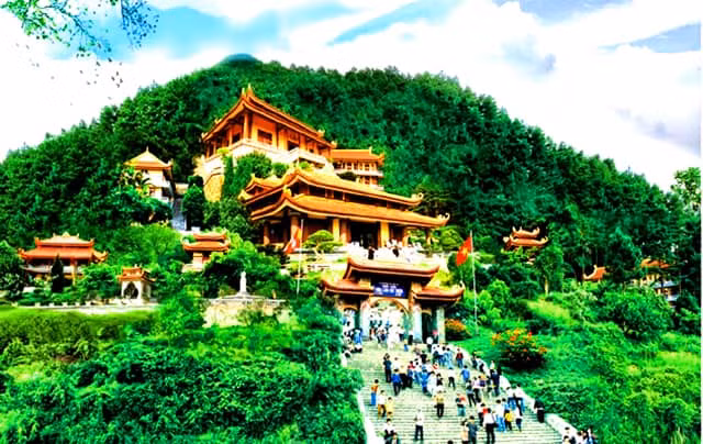 Lễ hội xuân Yên Tử hàng năm từ ngày 10 tháng giêng và kéo dài hết tháng 3 (âm lịch) là dịp mà du khách tứ phương tìm đến với đất Phật nơi non cao nhiều nhất. Tới đây, khách hành hương có thể tham quan những ngôi chùa, tháp cổ kính rêu phong ẩn trong rừng trúc thâm u hay ngồi dưới tán những gốc tùng cổ thụ.