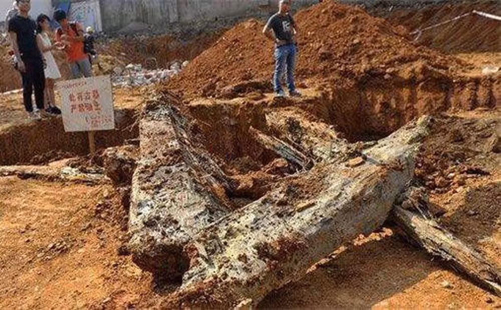 Hóa ra, trên chiếc bia mộ cổ tìm thấy đã ghi tên chính xác của người công nhân này. Mọi người đều cho rằng đây là điềm báo không lành nên đều cảm thấy sợ hãi, đặc biệt là người công nhân.