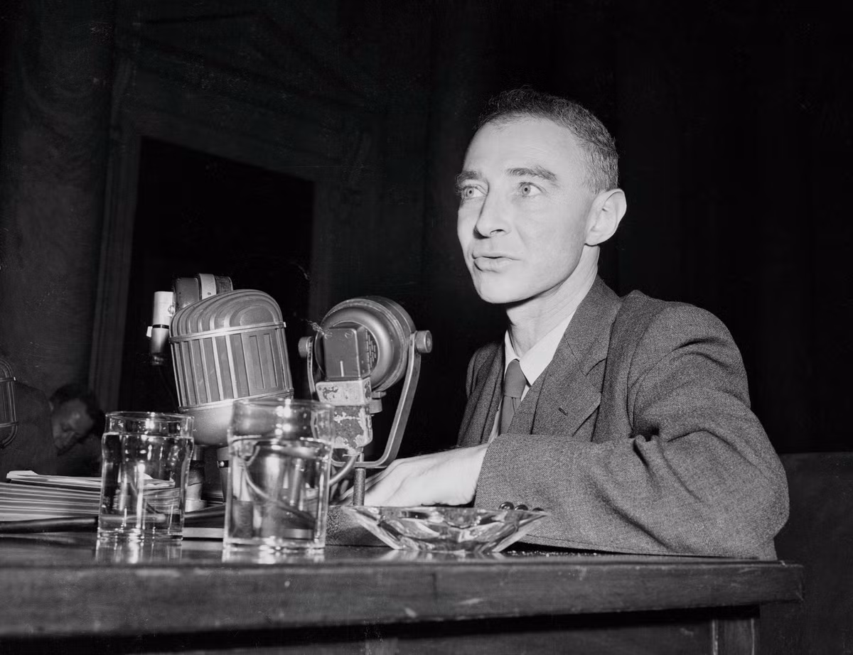 Sau khi bị cấm, Oppenheimer đã tiếp tục công việc nghiên cứu và giảng dạy tại Đại học California, Berkeley. Ông tiếp tục ủng hộ việc kiểm soát vũ khí hạt nhân và trở thành một người lãnh đạo trong phong trào hòa bình.
