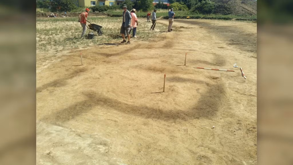 Công trình khối tròn có kích thước lớn, đường kính khoảng 55 mét, tương đương với chiều cao của tháp nghiêng Pisa.