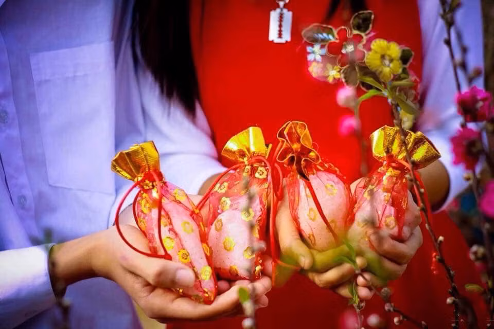 9. Mua muối cầu may. Phong tục này phổ biến ở phía Bắc hơn, vào các dịp cận tết muối ở phía Bắc tăng giá cao hơn bình thường rất nhiều bởi lẽ có rất nhiều gia đình mua muối về nhà vào dịp tết.