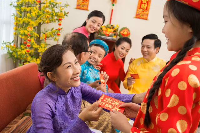 Nửa đêm, con yêu quái xuất hiện, vừa giơ tay định xoa đầu đứa trẻ thì từ bên chiếc gối loé lên những tia vàng sáng rực khiến nó kinh hoàng bỏ chạy. Tục lệ lì xì từ đó ra đời như một cách để đem lại may mắn cho trẻ nhỏ.