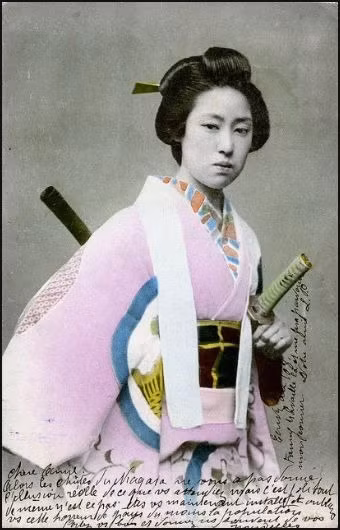 Các nữ samurai cũng có một sự hiện diện quan trọng trong văn học Nhật Bản, với Tomoe Gozen và Hangaku Gozen là những ví dụ nổi tiếng và có ảnh hưởng đại diện cho onna-musha (nữ chiến binh Nhật Bản).