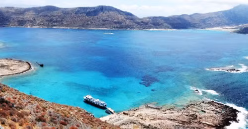 Đảo Korčula còn nổi tiếng với lịch sử quan trọng, bao gồm sự liên quan đến nhà thám hiểm Marco Polo và các cuộc xâm lược của người Hy Lạp. Các công trình kiến trúc đáng chú ý trên đảo bao gồm nhà thờ St. Mark và hệ thống bức tường thành phố cổ, có niên đại từ năm 1214. Những khám phá này cung cấp một cái nhìn sâu sắc về lịch sử và văn hóa của đảo Korčula trong quá khứ.