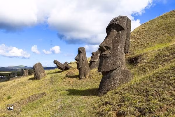 4. Đảo Phục Sinh (Chile). Đảo Phục Sinh nằm ở Đông Nam Thái Bình Dương thuộc Chile, vốn nổi tiếng với những bức tượng hình người bằng đá khổng lồ mang tên Moai có tuổi thọ khoảng 6000 năm.