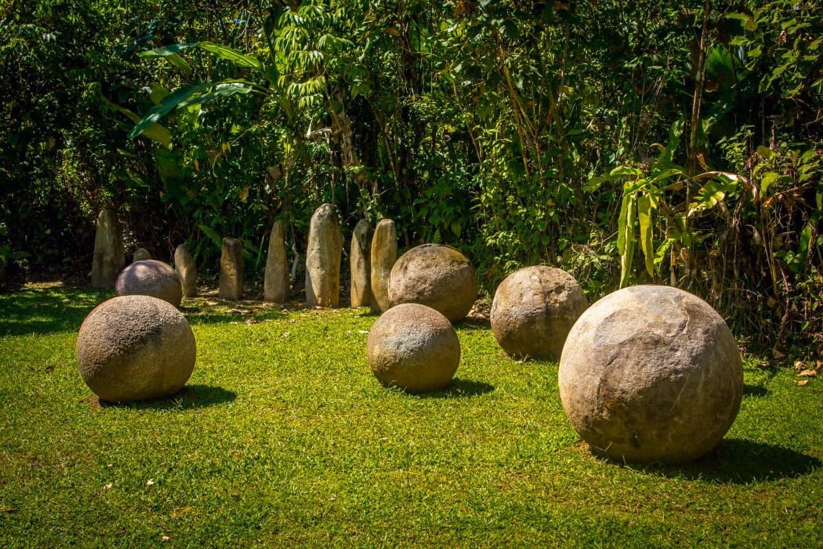 8. Những quả cầu đá bí ẩn (Costa Rica). Đây là một trong những bí ẩn lạ lùng nhất được các nhà khảo cổ học phát hiện ở đồng bằng sông Diquis, Costa Rica.