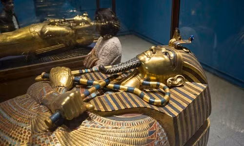 Ngôi mộ của nữ hoàng Hetepheres, mẹ của pharaoh Khufu (người xây Đại kim tự tháp), chứa nhiều đồ vật tinh xảo hơn. Nằm ở Giza, ngôi mộ có một chiếc giường, hai chiếc ghế trang trí bằng vàng, cùng với đồ gốm và công cụ bằng đồng cỡ nhỏ.