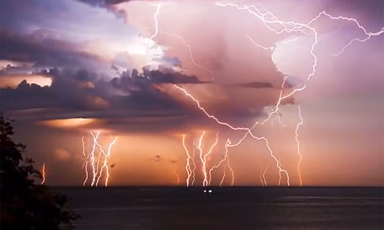 Thông thường, hiện tượng sét này sẽ xuất hiện từ tháng 5 đến tháng 11. Trong đó, tháng 10 là thời điểm khách du lịch đến chiêm ngưỡng hiện tượng này nhiều nhất tại hồ Maracaibo ở Venezuela..