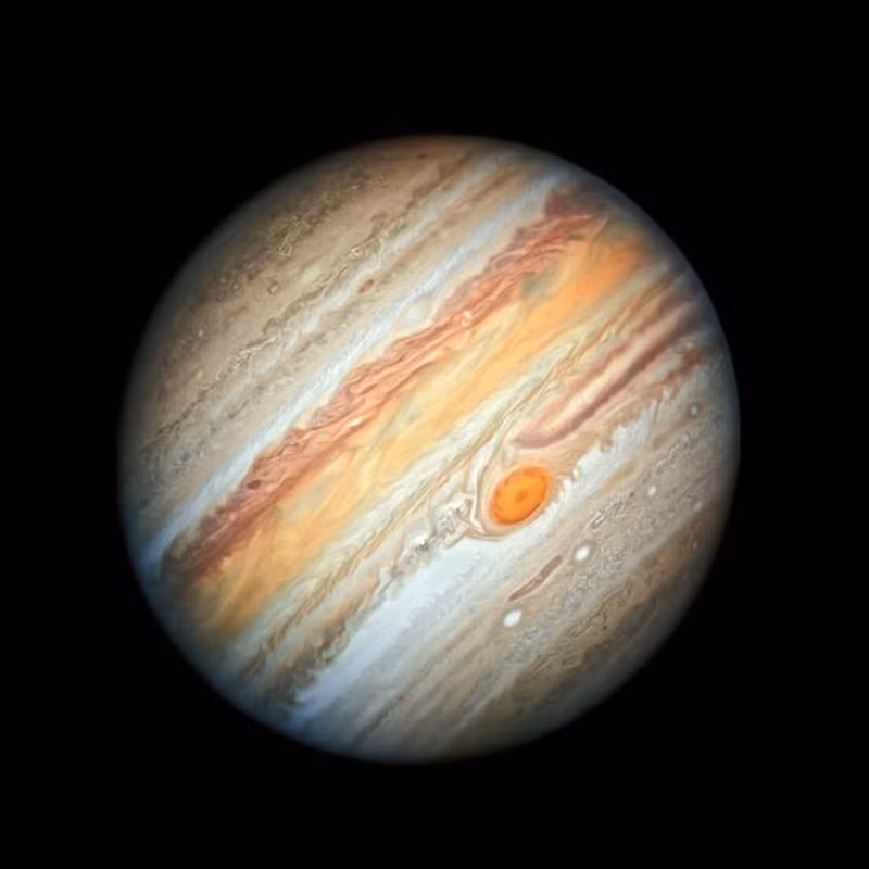 Tàu vũ trụ Juno của NASA chụp những hình ảnh hồng ngoại khi bay quanh quỹ đạo của sao Mộc cho thấy những cơn lốc xoáy khổng lồ đang xuất hiện trên bề mặt sao Mộc và kỳ lạ là chúng được sắp xếp theo các hình dạng đặc biệt, trông như những bông hồng nằm ở các cực của hành tinh.