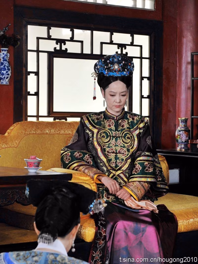Vị hoàng hậu cuối cùng cũng là mẫu thân của hoàng đế Ung Chính - Hiếu Cung Nhân hoàng hậu. Thực ra trong khoảng thời gian Khang Hi tại vị, bà hoàn toàn không thuận lợi bước lên vị trí hoàng hậu.