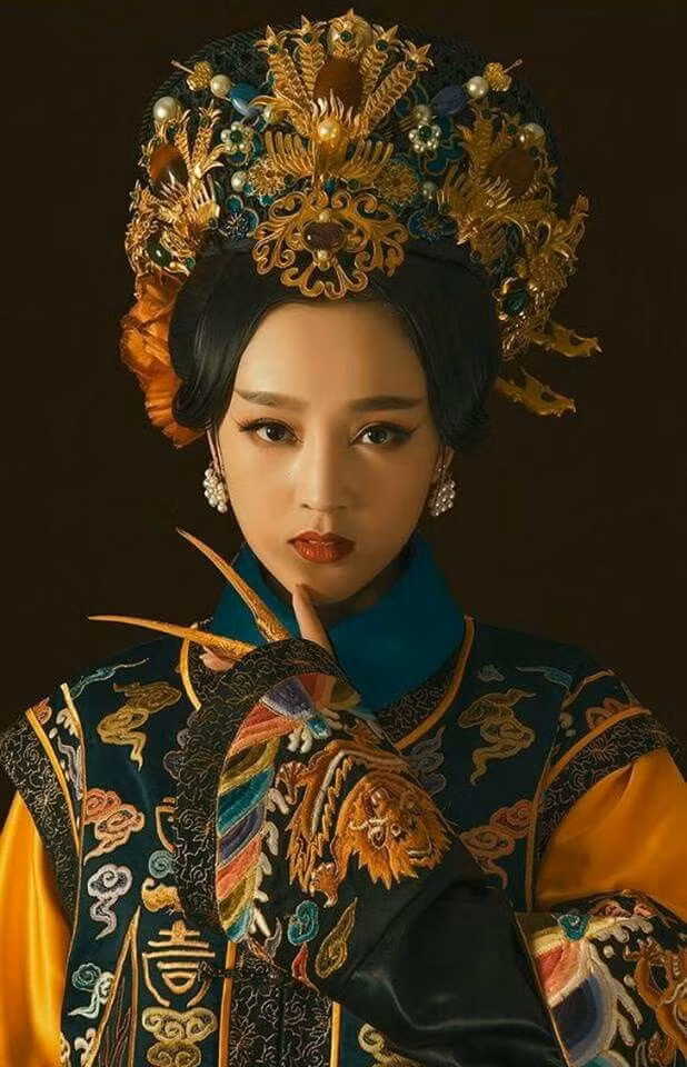 Vị hoàng hậu thứ 3 của Khang Hi là Hiếu Ý Nhân hoàng hậu. Do sự ra đi của hai hoàng hậu trước, hoàng đế Khang Hi không dám tùy tiện phong hoàng hậu nữa. Vì vậy khi đó, Hiếu Ý Nhân chỉ giữ vị trí Hoàng quý phi.