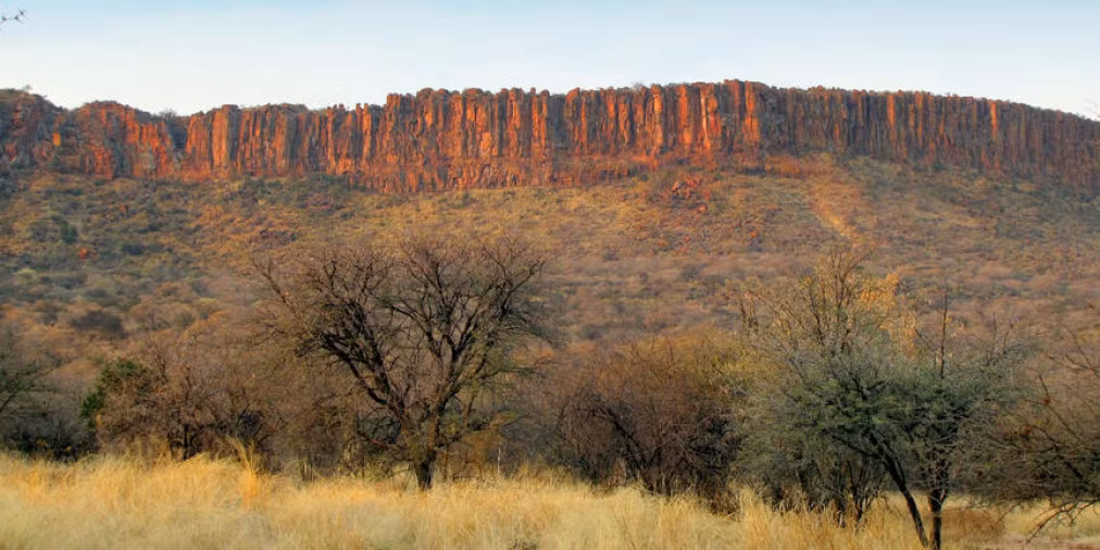 3. Dãy Waterberg – 2,7 tỷ năm tuổi. Dãy núi 2,7 tỷ năm tuổi này nằm ở tỉnh Limpopo, Nam Phi, có diện tích khoảng 14.500 km2.