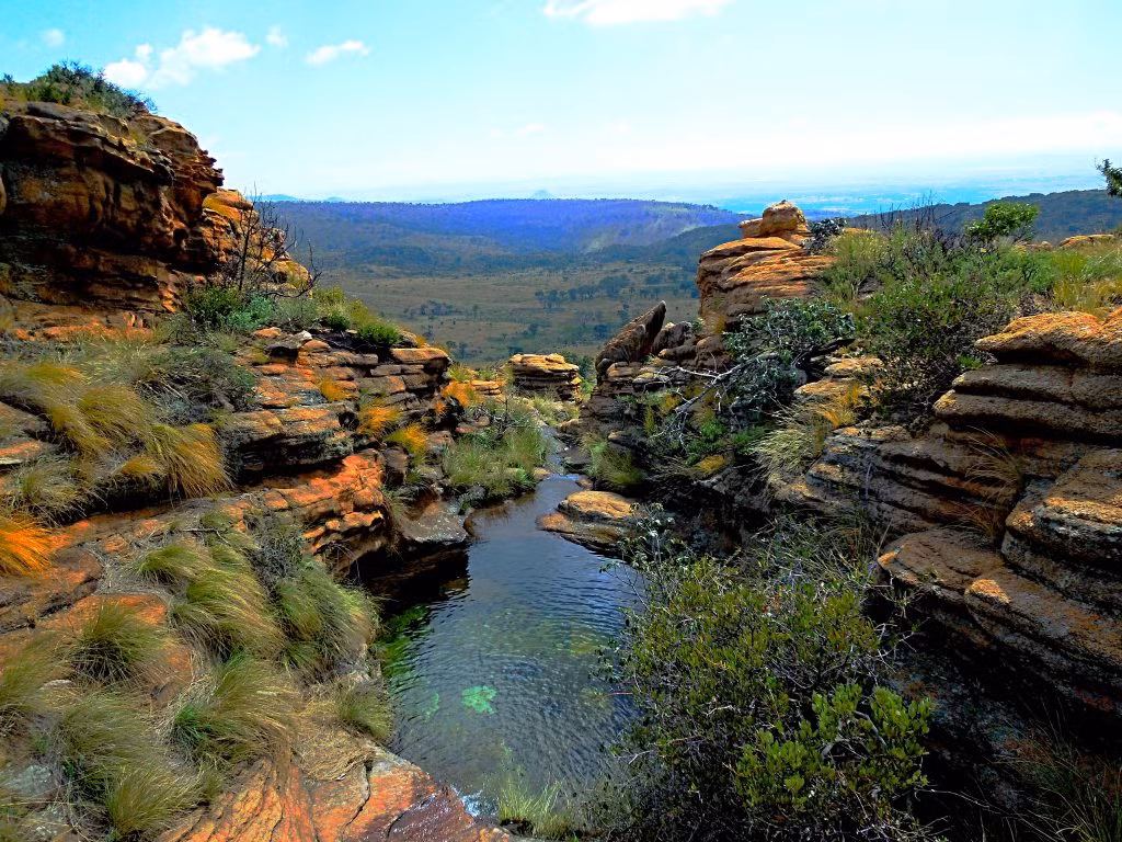 4. Dãy Magaliesberg – 2,3 tỷ năm tuổi. Một dãy núi cổ khác ở Nam Phi là Magaliesberg, ước tính khoảng 2,3 tỷ năm tuổi. Đỉnh cao nhất của dãy là Nooitgedacht, với độ cao 1.852m.