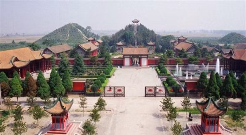 Trong lăng của Thuận Trị (1638- 1661), vị hoàng đế thứ hai nhà Thanh cũng là vị hoàng đế nhà Thanh đầu tiên nhập quan (định đô ở Bắc Kinh), có một thần đạo dài 5.600m, chiều rộng lên tới 11m. Đây là trục thần đạo chính kết nối tất cả các lăng mộ của các hoàng đế, hoàng hậu đời tiếp theo.
