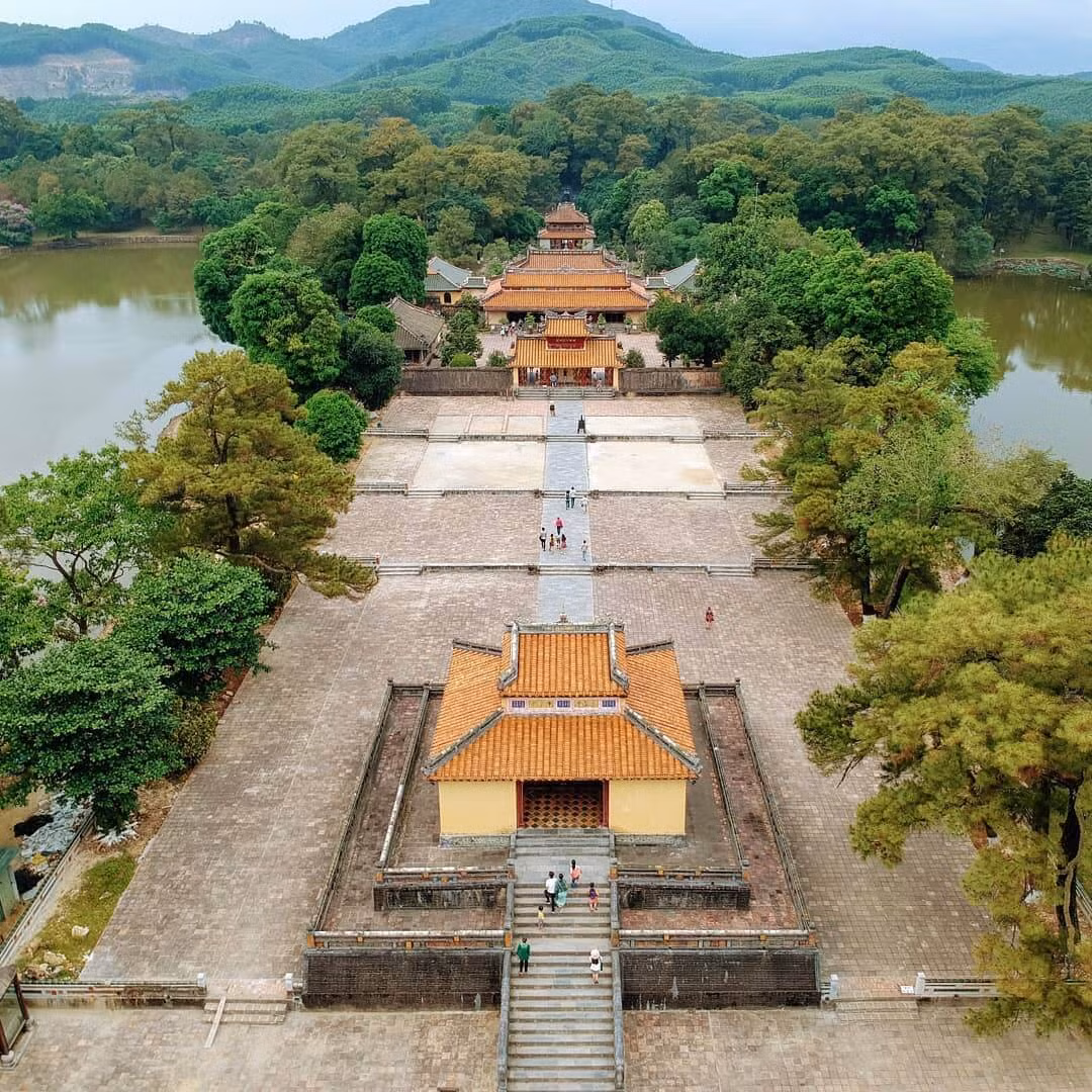 1. Nhìn sông dựa núi. Người xưa quan niệm rằng "vật chết cũng như vật sống", căn cứ vào địa hình, thủy văn, khí hậu và các điều kiện tự nhiên khác để chọn nơi chôn cất có thể ngăn ngừa sự xâm nhập của gió, nước và côn trùng.