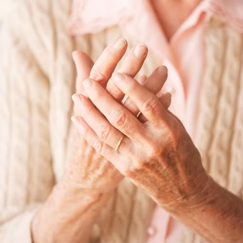 Bởi vì khi về già, da sẽ bị lão hóa và mất tính đàn hồi. Lúc này, các đường gờ và rãnh ở hoa tay trở nên khó nhận dạng hơn.
