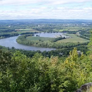 Tiếp đến là khu bảo tồn Dấu chân Khủng long hoang dã ở Massachusetts. Nơi đây được phát hiện sớm hơn nhiều so với các nơi khác, với dấu vết về khủng long đầu tiên được tìm thấy vào năm 1802.