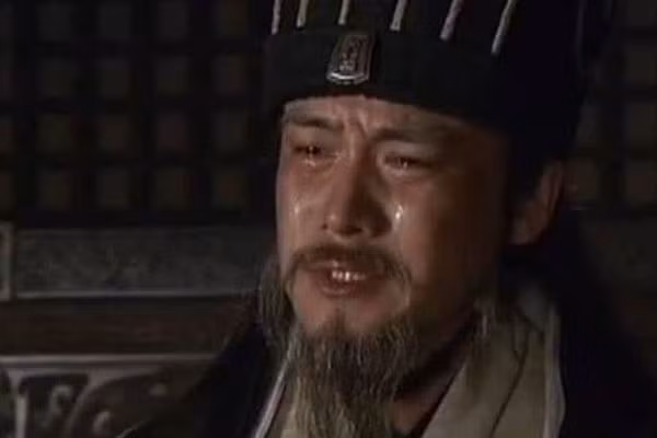 Dẫu vậy, Gia Cát Lượng không hề để tâm đến lời nhắc nhở của Lưu Bị mà vẫn coi trọng tài năng của Mã Tắc. Ông sai Mã Tắc đi trấn giữ Nhai Đình nhưng lại không biết được rằng đó là lần đầu tiên và cũng là lần cuối cùng người này được cầm quân ra trận. Vì không có kinh nghiệm thực chiến lại nóng lòng muốn thể hiện bản thân nên đã Mã Tắc khinh địch, đánh mất Nhai Đình và gây nên đại họa.