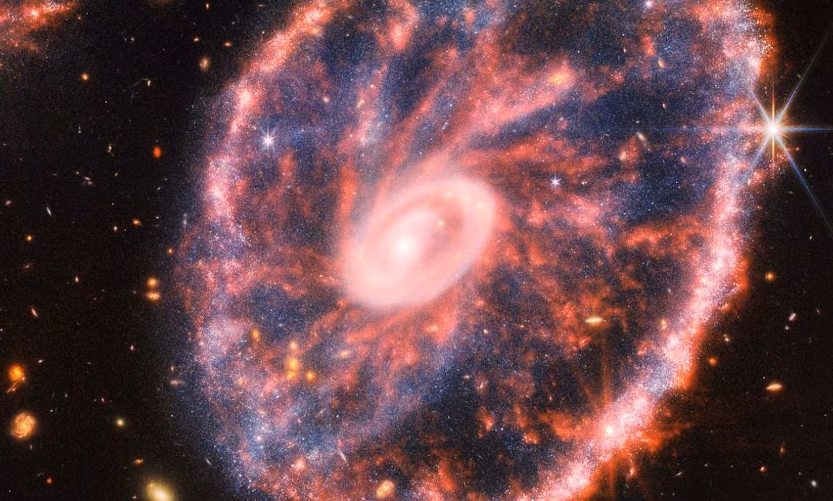 Hình ảnh được NASA chia sẻ mới đây được chụp bởi hai công cụ NIRCam và MIRI của Webb, cho thấy các vùng hình thành sao ở vòng ngoài của thiên hà, cũng như các cụm sao rất trẻ xung quanh hố đen siêu khối lượng ở trung tâm, thứ được bao phủ bởi đám mây bụi dày đặc.