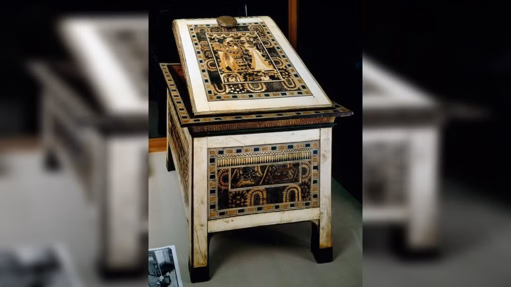 11. Hộp bọc ngà voi. Hộp gỗ phủ ngà voi này cũng được tìm thấy trong lăng mộ Tutankhamun. Hộp có những bức tranh tinh xảo trên đó hiển thị các họa tiết rất khó giải thích.