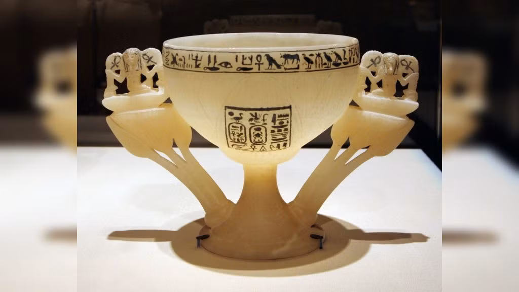 14. Cốc. Chiếc cốc hình hoa này là từ lăng mộ của Tutankhamun. Những dòng chữ tượng hình trên đó có ý nghĩa mong muốn Tut được sống hàng triệu năm.