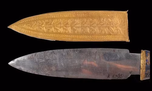 2. Dao găm sắt. Tutankhamun được chôn cùng với hai con dao găm - một con bằng sắt và một con bằng vàng. Cả hai con dao găm được tìm thấy được quấn trong nhiều lớp khác nhau của băng xác ướp pharaoh.