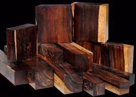 2. Gỗ Dalbergia. Cây Dalbergia là loại cây vô cùng quý hiếm do rất kén đất sống, kéo theo giá thành của loại gỗ này cũng rất đắt đỏ.